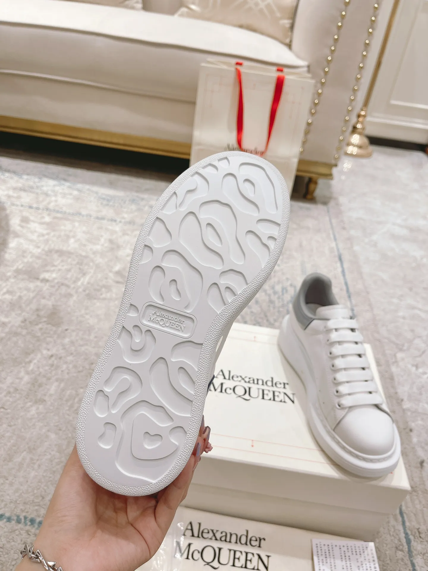 👟👟Ex-factory price 480👟👟 Women's Shoes Women's Clothing Women's Shoes Women's Clothing Women's Shoes Women's Clothes Women's Shoes Women's Clothing Alexander McQ•ss white shoes, McQueen has been making it for 5 years in a row, the latest upgraded counters are synchronized...🈶McQueen MCQ, as always, has exclusive molded fabric material, I can't put it down, the correct version, the fit is absolutely wonderful, and the comfort is super great We are not the first to ship out large-scale products, but we always give you the nicest products, and we make them with the best quality! 👑McQueen Spring, Summer, Autumn and Winter...✔Classic + Fashionable + Versatile + Atmosphere + Elegant + Tasteful🈵🈵Celebrity first choice, one of the must-haves, many colors to choose from✔✔✔ 1⃣Fabric: Exclusive molded beige imported silk cowhide Upper imported custom anti-fouling. T👟��Ex-factory price U+👟👟Ex-factory price U anti-yellowing. Super temperament 2⃣Inner lining: Imported A-grade water-dyed sheepskin (the price is the same as cowhide lining) 3⃣Outsole: Counter original molded rubber T👟👟factory price U outsole Thick sole design about 4.5cm Men's and women's abrasive lasts are different 4⃣With original counter publication (original off-white shoe box. Cloth bag. Handbag. Closed Qualification certificate 1:1 mold opening 4-piece set. Comes with a pair of shoelaces 👫Men and women couples size: female 35-40 male 39-44